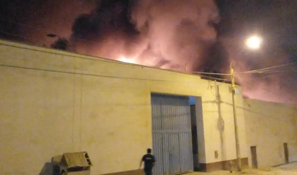 El siniestro se viene suscitando esta martes 4 de abril en el distrito de Carabayllo. Foto: Señal Alternativa El siniestro se viene suscitando esta martes 4 de abril en el distrito de Carabayllo. Foto: Señal Alternativa