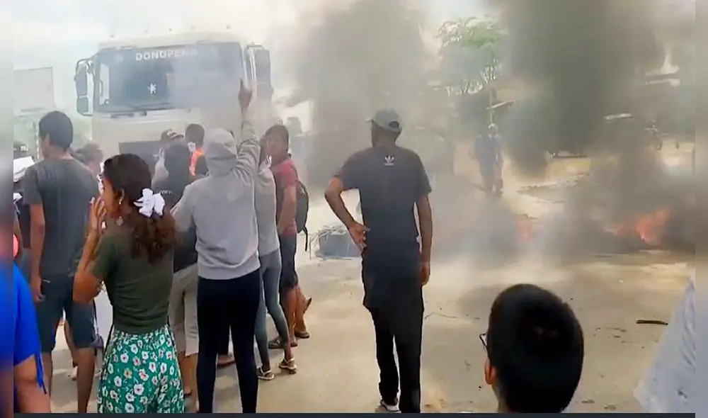 Pobladores queman llantas en señal de protesta. Foto: Agenda Sechurana