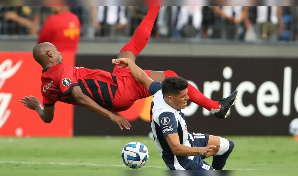 Jesús Castillo hizo sentir el rigor de su marca al volante Fernandinho. Foto: EFE
