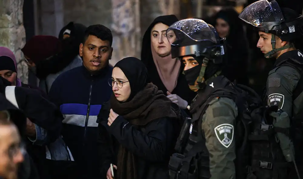 Las fuerzas de seguridad israelíes son vistas durante la expulsión de los fieles del complejo de la mezquita de Al-Aqsa en la Ciudad Vieja de Jerusalén. Foto: AFP - Video: DW Las fuerzas de seguridad israelíes son vistas durante la expulsión de los fieles del complejo de la mezquita de Al-Aqsa en la Ciudad Vieja de Jerusalén. Foto: AFP - Video: DW