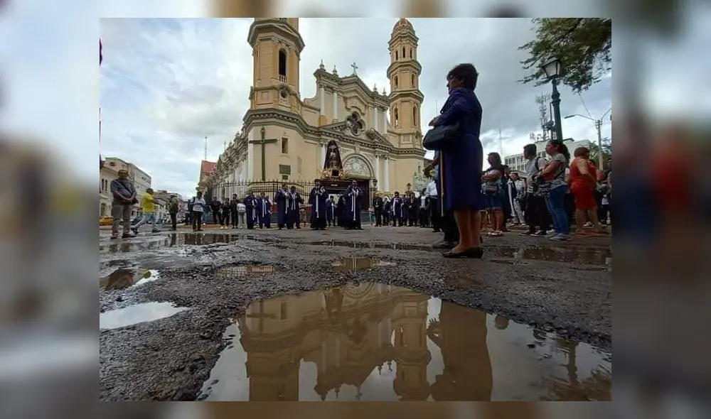 Las calles destrozadas de Piura no impidieron el libre tránsito de las sagradas imágenes. Foto: Radio Gua