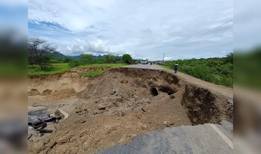 Familias esperaban que se arregle la vía en pleno calor del día. Foto: Almendra Ruesta/La República Familias esperaban que se arregle la vía en pleno calor del día. Foto: Almendra Ruesta/La República