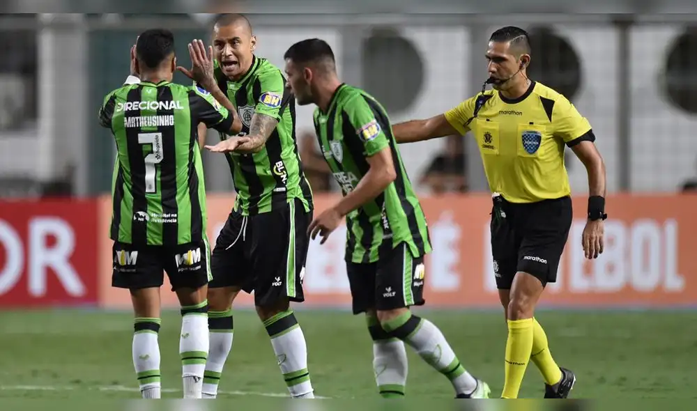 América Mineiro logró un gran triunfo en su debut contra Peñarol. Foto: EFE | Video: DSports