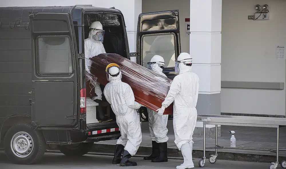 Traslado. El Minsa se comprometió a solucionar el registro de decesos, pero aún no lo hace. Foto: Antonio Melgarejo/La República Traslado. El Minsa se comprometió a solucionar el registro de decesos, pero aún no lo hace. Foto: Antonio Melgarejo/La República