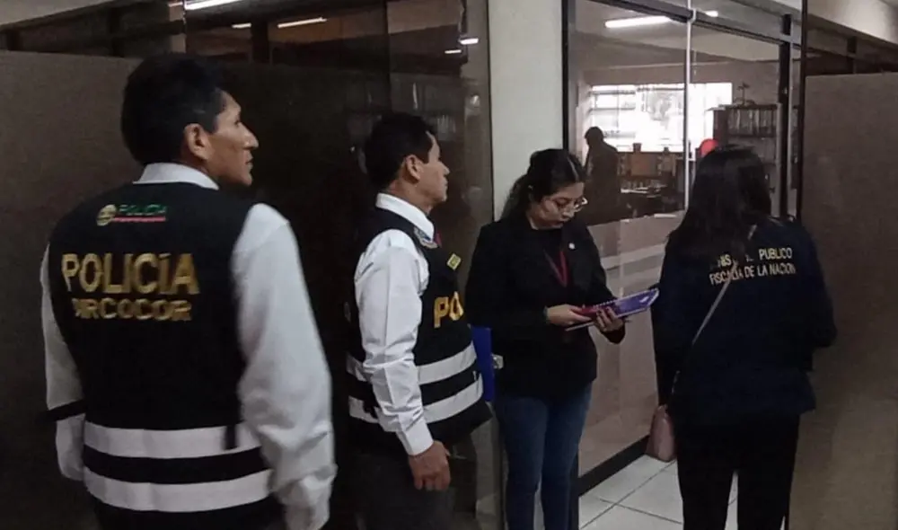 Diligencia. Durante cuatro horas, fiscales junto a efectivos anticorrupción, recabaron documentación en oficinas del GRA. Foto: La República Diligencia. Durante cuatro horas, fiscales junto a efectivos anticorrupción, recabaron documentación en oficinas del GRA. Foto: La República