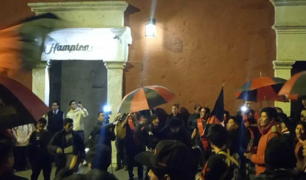 Apoyo. Ayer un grupo de hinchas fue hasta el hotel donde concentra Melgar para dar su apoyo. Foto: cortesía Apoyo. Ayer un grupo de hinchas fue hasta el hotel donde concentra Melgar para dar su apoyo. Foto: cortesía