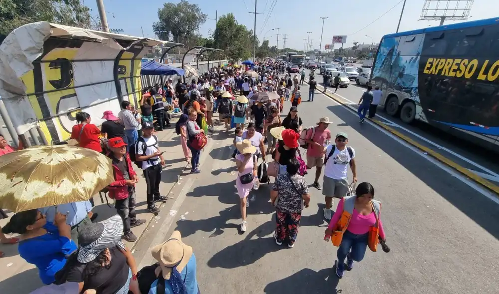 Decenas de personas esperan buses para viajar pese a incremento del pasaje hasta en 100%. Foto: Jessica Merino/URPI-LR