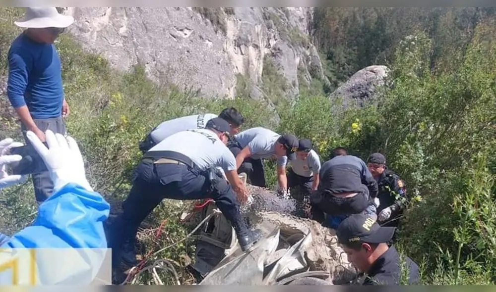 Huancayo. Policías acudieron a rescatar cuerpos de abismo. Foto: Picantito