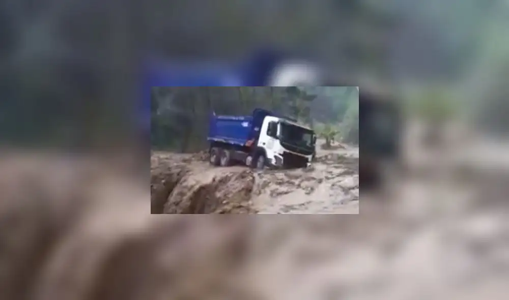 Personal que manejaba el volquete ejecutaba trabajos de limpieza en carretera. Foto y video: Prensa Libre Personal que manejaba el volquete ejecutaba trabajos de limpieza en carretera. Foto y video: Prensa Libre