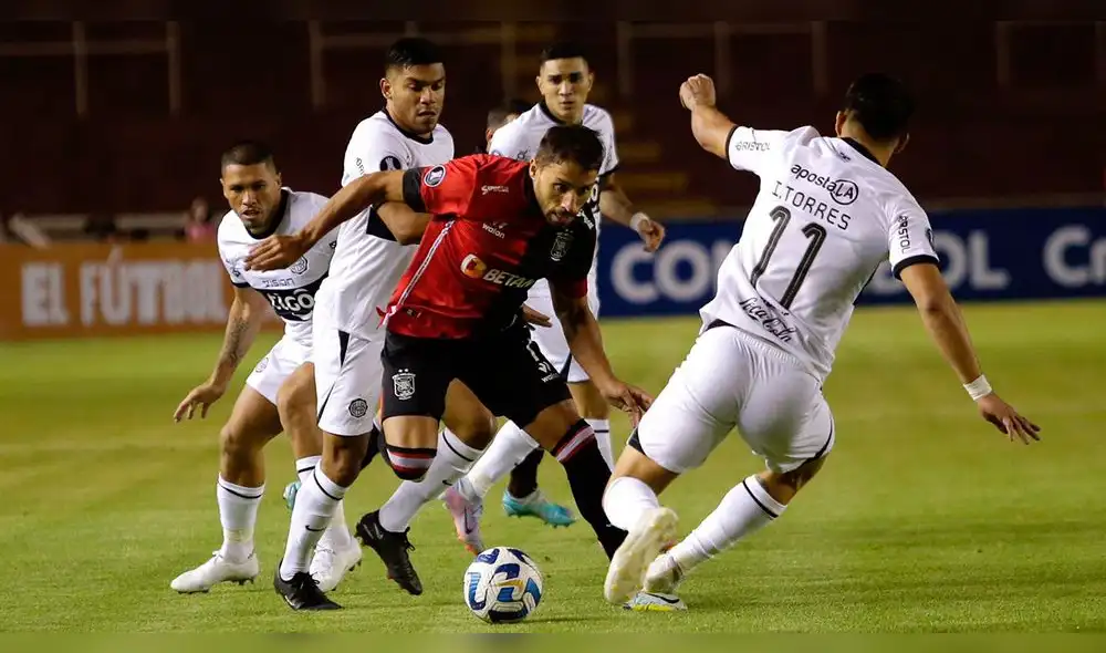 El rojinegro debutó en la Copa Libertadores frente al Decano en la UNSA. Foto: Rodrigo Talavera/La República