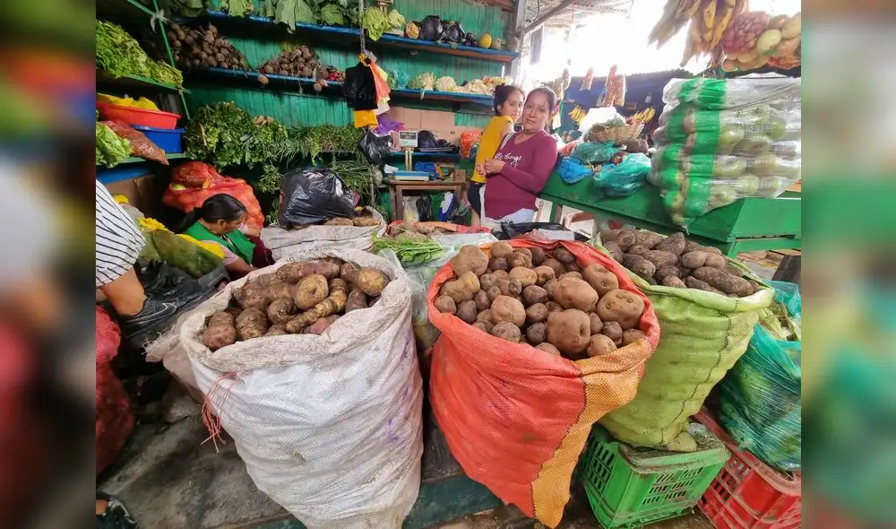 Personas tienen que esquivar las aguas de desagüe. Foto: Rosario Rojas / URPI-La República