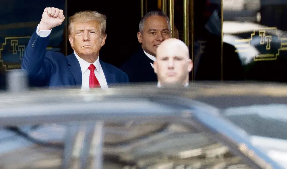 En pie de guerra. Trump abandona el juzgado en Manhattan. Luego se reunió con sus simpatizantes en Miami y declaró la guerra al sistema judicial y al FBI. Foto: EFE En pie de guerra. Trump abandona el juzgado en Manhattan. Luego se reunió con sus simpatizantes en Miami y declaró la guerra al sistema judicial y al FBI. Foto: EFE