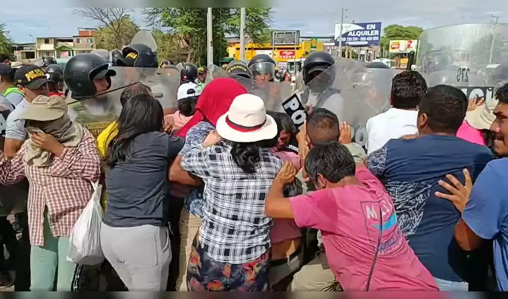 La población indignada se enfrentó a la Policía. Foto: Almendra Ruesta/Urpi