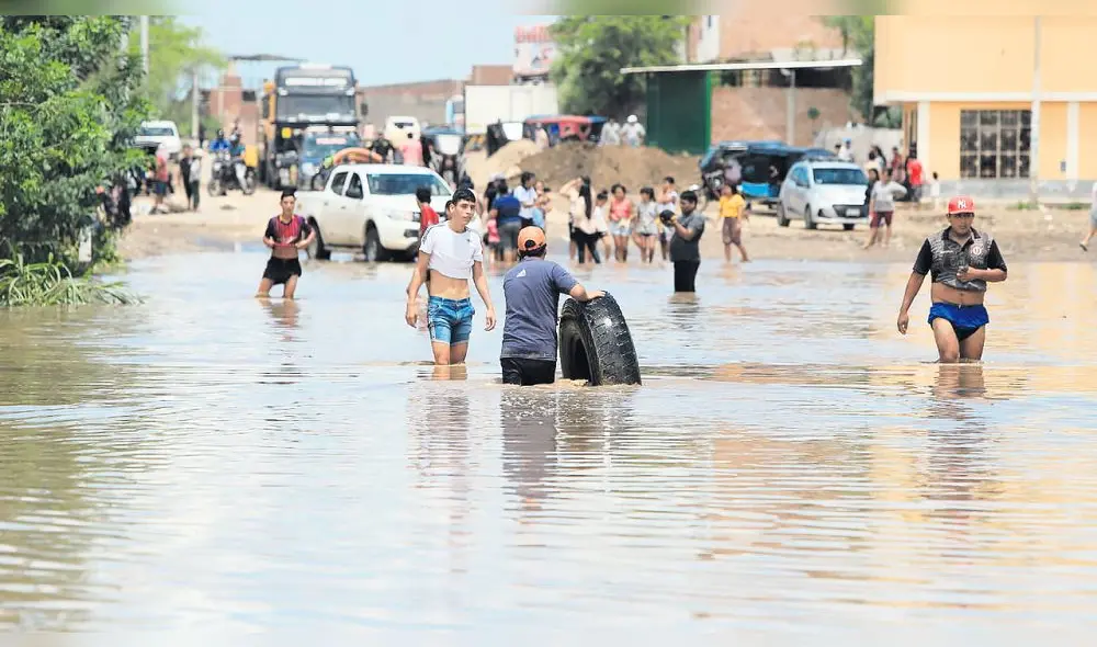Emergencia. Así han quedado las vías y calles de Lambayeque. Los vecinos deben arriesgarse para cruzar por lagunas improvisadas de aguas contaminadas. Foto: La República Emergencia. Así han quedado las vías y calles de Lambayeque. Los vecinos deben arriesgarse para cruzar por lagunas improvisadas de aguas contaminadas. Foto: La República