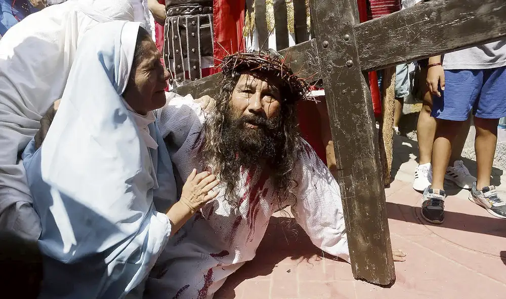 Símbolo de Semana santa. Mario Valencia, el ‘Cristo Cholo’, escenificó el Vía Crucis en el Paseo de las Aguas, en el Rímac. Foto: Marco Cotrina/La República Símbolo de Semana santa. Mario Valencia, el ‘Cristo Cholo’, escenificó el Vía Crucis en el Paseo de las Aguas, en el Rímac. Foto: Marco Cotrina/La República