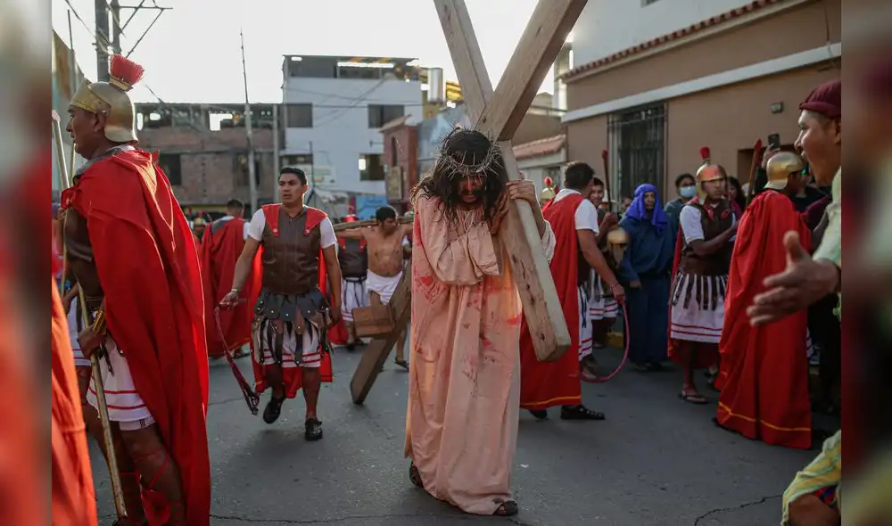 Rumbo al calvario. Jesús con su madero a cuestas va rumbo al Gólgota donde lo crucificarían. Foto: Rodrigo Talavera/La República.