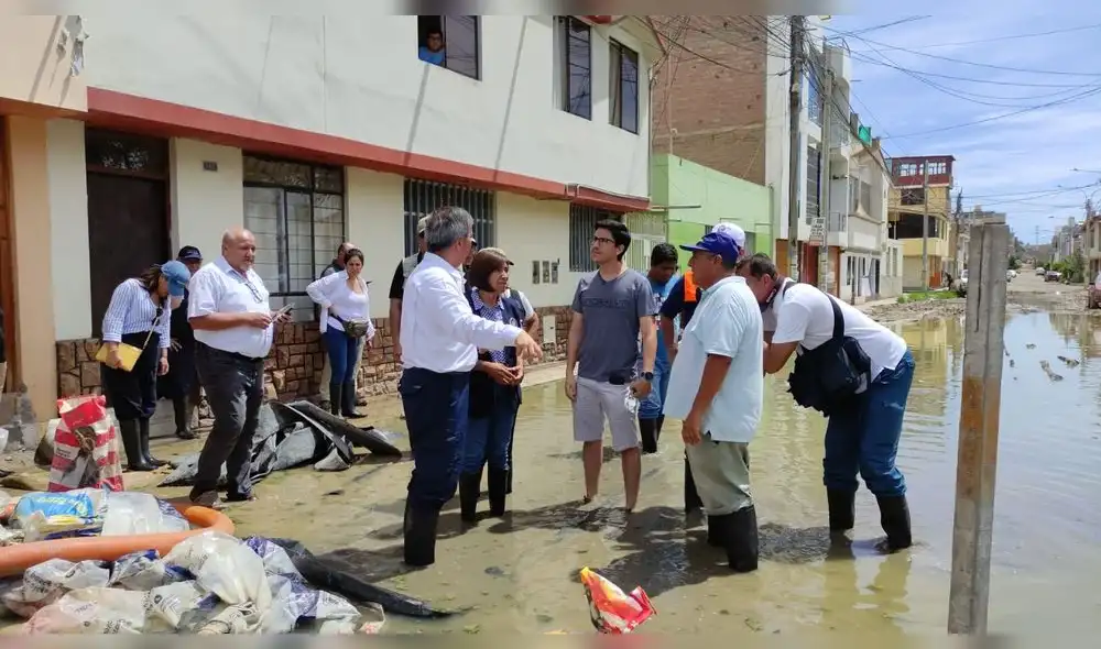 Autoridades verificaron que vecinos de Los Mochicas viven en medio de desagües. Foto: La República Autoridades verificaron que vecinos de Los Mochicas viven en medio de desagües. Foto: La República