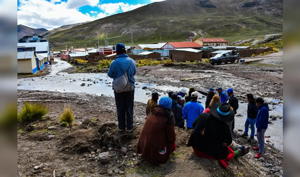 Un río de relaves. Las aguas descendieron con furia el martes 4, luego el caudal fue descendiendo. No se descarta que sea agua altamente tóxica. Eso lo dirá informe de Oefa. Foto: La República.