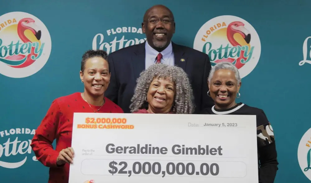 La familia Gimblet junto al cheque de US$2 millones que ganaron. Foto: Lotería de Florida La familia Gimblet junto al cheque de US$2 millones que ganaron. Foto: Lotería de Florida