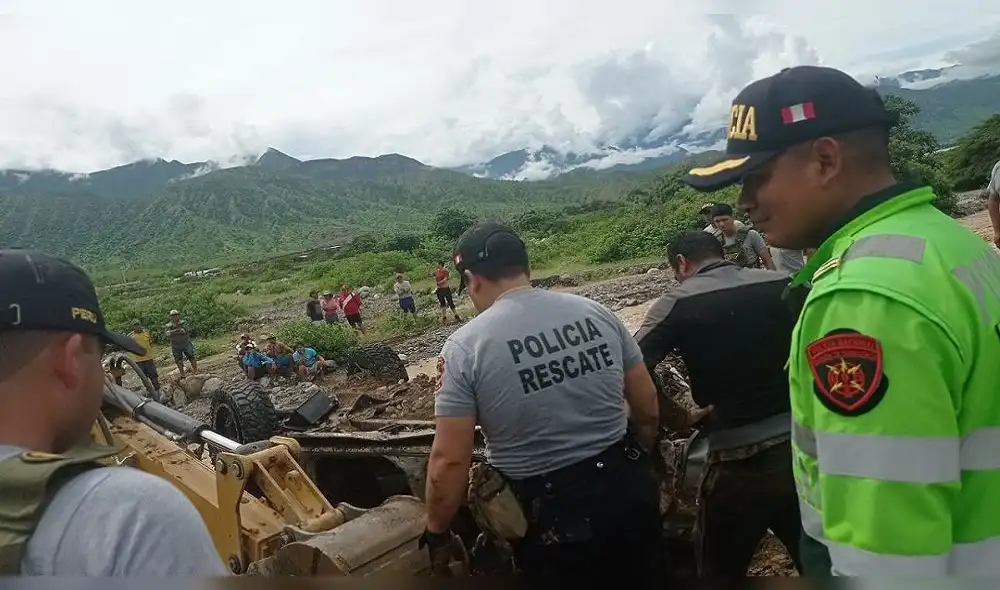 Agentes de rescate hallan cuerpo de víctima arrastrado por huaico. Foto: PNP