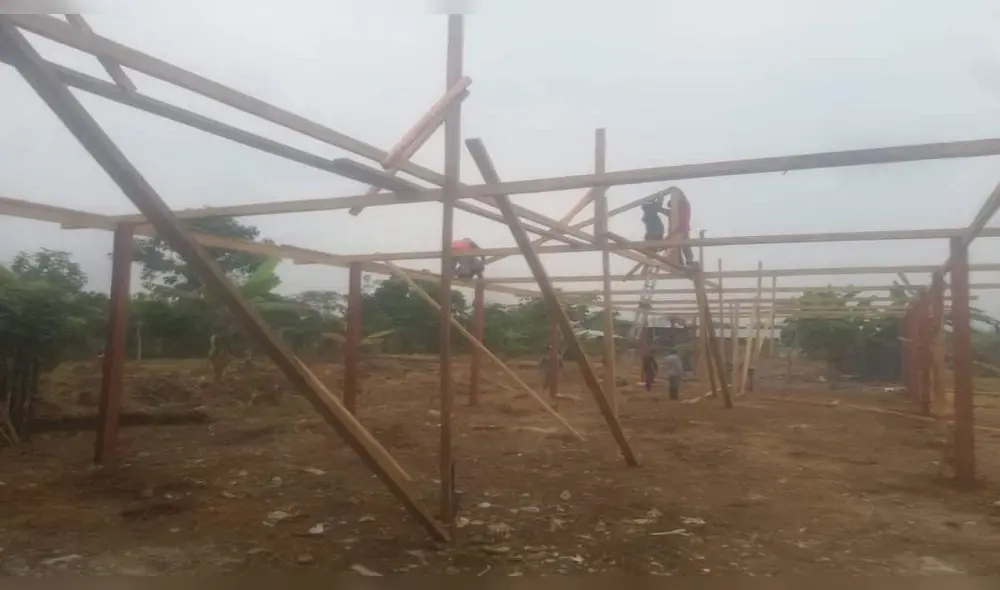 Padres construyen aulas de maderas. Foto: Loreto Informa News