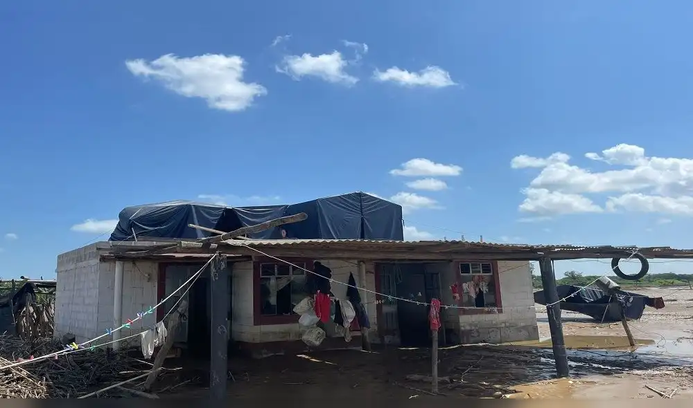 Familia vive en el techo de su vivienda por temor a nuevas inundaciones. Foto: Rosa Quincho/La República Familia vive en el techo de su vivienda por temor a nuevas inundaciones. Foto: Rosa Quincho/La República