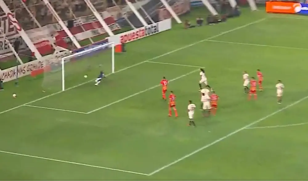 Calcaterra desvía un tiro libre y pone el 2-1 de Universitario sobre Grau. Foto: captura GolPerú | Video: GolPerú Calcaterra desvía un tiro libre y pone el 2-1 de Universitario sobre Grau. Foto: captura GolPerú | Video: GolPerú