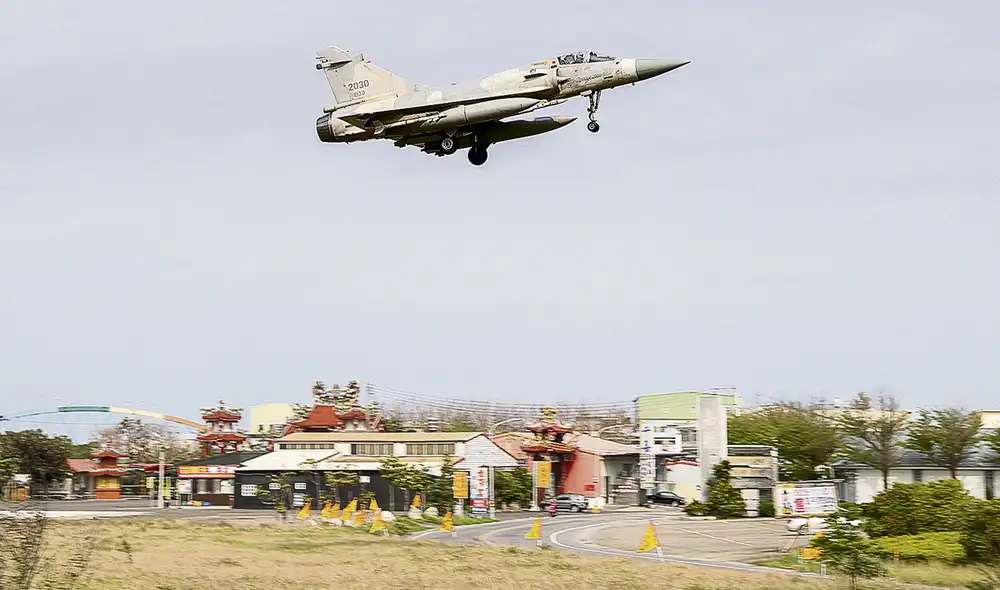 Reacción. Mirage 2000 de la Fuerza Aérea de Taiwán, en Hsinchu. Foto: EFE