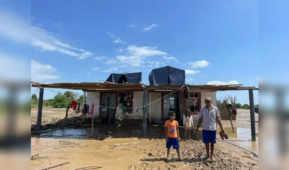 Viviendas están llenas de lodos y pobladores duermen en carpas en la azotea. Foto: La República Viviendas están llenas de lodos y pobladores duermen en carpas en la azotea. Foto: La República