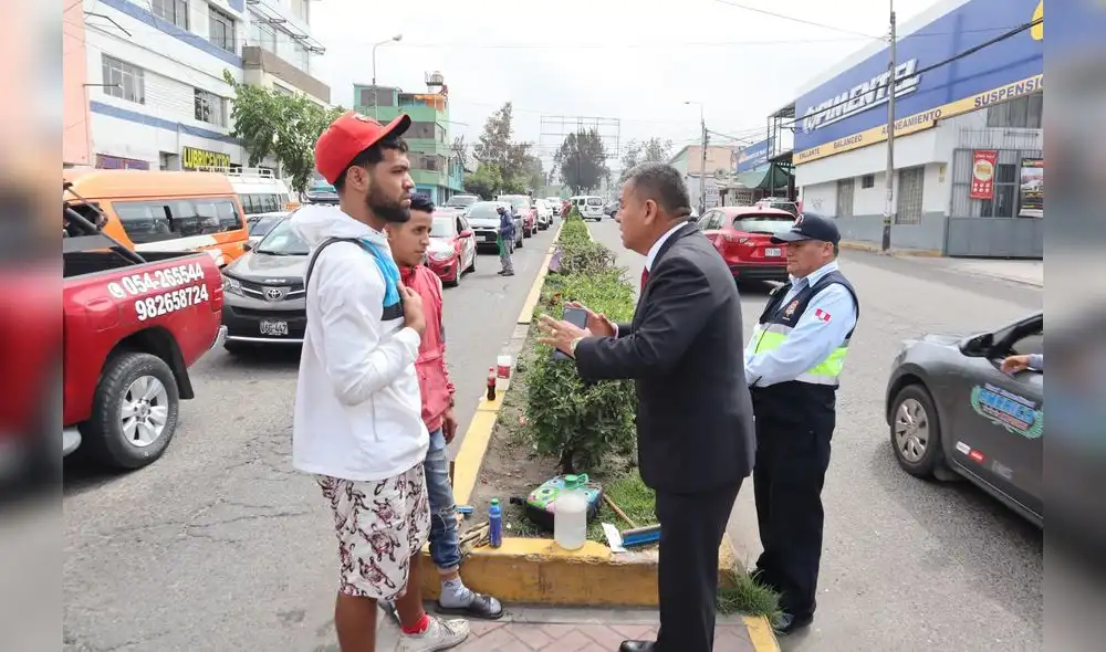 Autoridades del distrito de Miraflores realizaron sensibilización y retiro de limpiaparabrisas. Foto: Wilder Pari/La República.