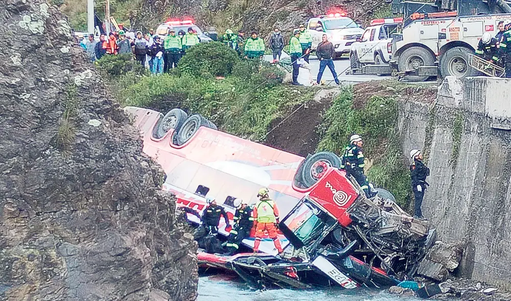 Tragedia. Bus de Guadalupe Tours se despistó y cayó al río Rímac con sus 60 pasajeros. Foto: difusión Tragedia. Bus de Guadalupe Tours se despistó y cayó al río Rímac con sus 60 pasajeros. Foto: difusión