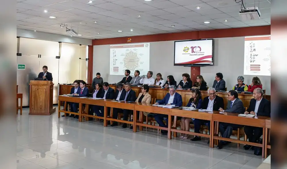 Cuestionamientos. El gobernador de Arequipa dijo que él es quien manda en la gestión regional, al ser cuestionado sobre contrataciones de allegados a su esposa. Foto: Rodrigo Talavera/ La República Cuestionamientos. El gobernador de Arequipa dijo que él es quien manda en la gestión regional, al ser cuestionado sobre contrataciones de allegados a su esposa. Foto: Rodrigo Talavera/ La República