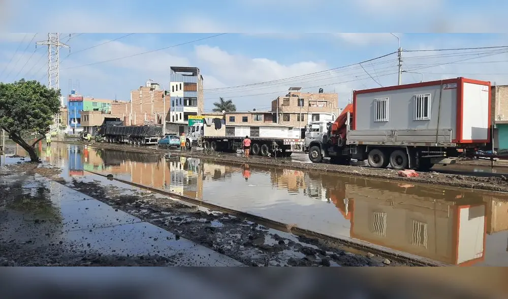 Grandes huecos y afloramiento de aguas residuales en la vía de Evitamiento. Foto: La República