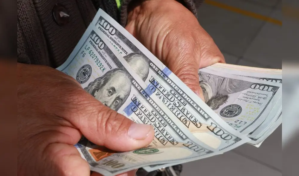 El billete verde en el mercado paralelo cotizaba en S/3,760 la compra y S/3,790 la venta. Foto: EFE El billete verde en el mercado paralelo cotizaba en S/3,760 la compra y S/3,790 la venta. Foto: EFE