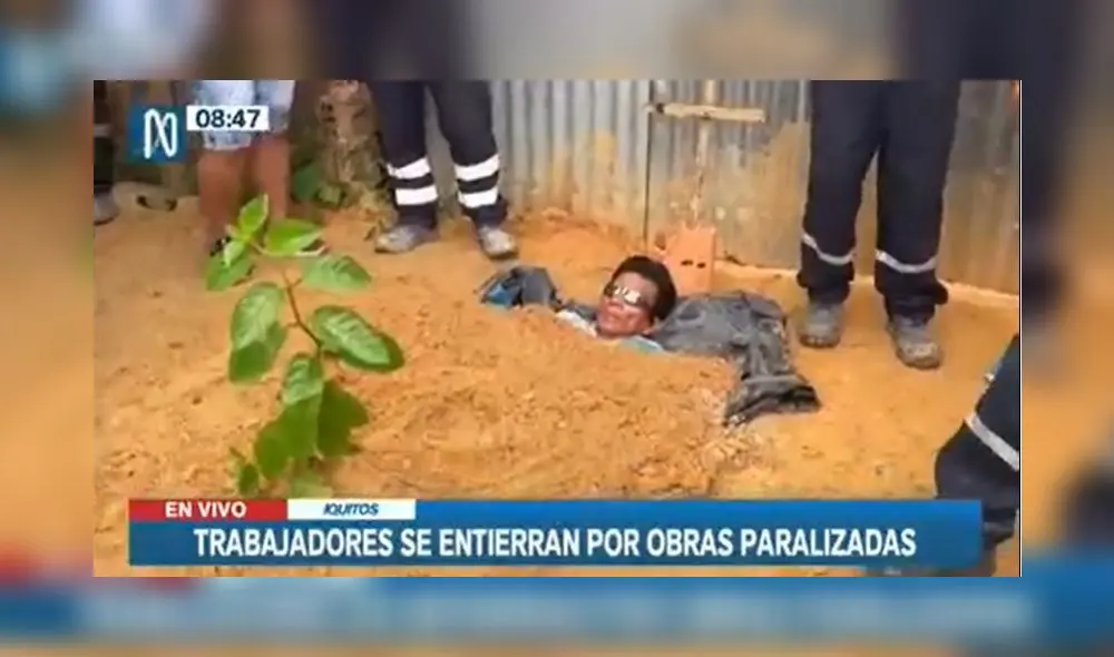 Obreros reclaman de manera muy peculiar en Iquitos. Foto: Captura de Canal N