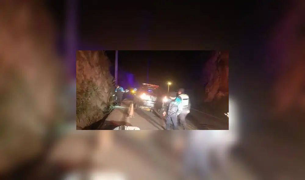 La Policía llegó para constatar la muerte del motociclista. Foto: Tu Diario Huánuco La Policía llegó para constatar la muerte del motociclista. Foto: Tu Diario Huánuco