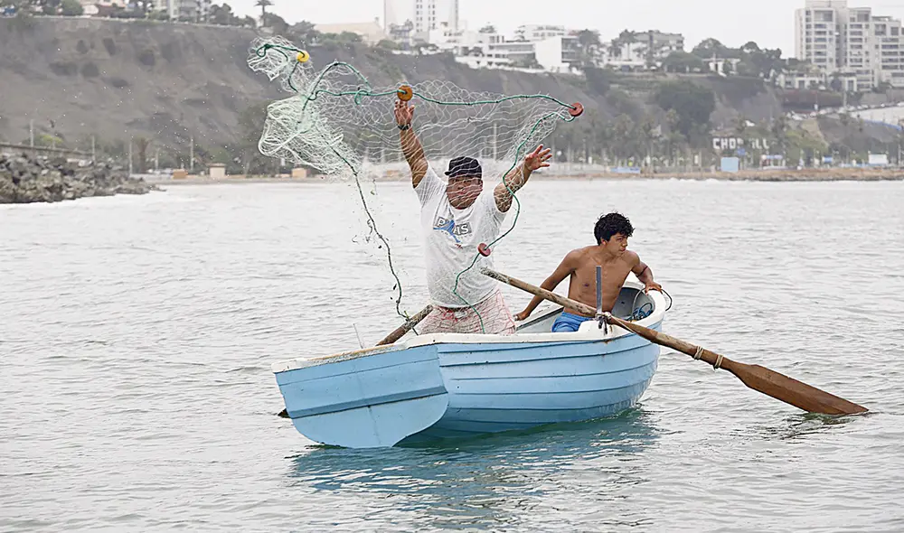 Playa Los Yuyos, Barranco. Hombres de mar tiran sus redes con el afán de capturar lisa o pintadilla, pero regresan a la orilla sin pesca y casi sin esperanzas. Foto: Félix Contreras/La República Playa Los Yuyos, Barranco. Hombres de mar tiran sus redes con el afán de capturar lisa o pintadilla, pero regresan a la orilla sin pesca y casi sin esperanzas. Foto: Félix Contreras/La República