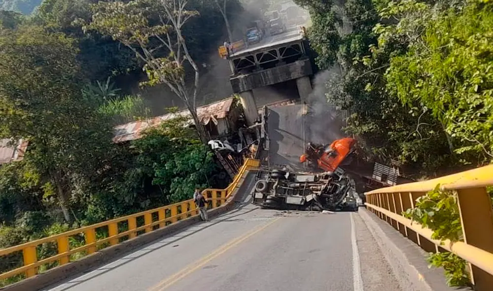 El puente vehicular del río La Vieja cedió cuando varios vehículos estaban cruzando. Foto: redes sociales A.P.I. El puente vehicular del río La Vieja cedió cuando varios vehículos estaban cruzando. Foto: redes sociales A.P.I.