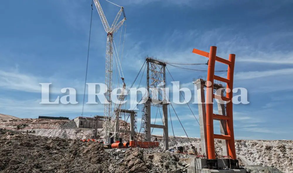 Maniobras. Grúa coloca cada tubo de acero para construir arco que soportará el puente de 371 metros de largo. Se espera conclusión para iniciar pruebas. Foto: Rodrigo Talavera/ LR