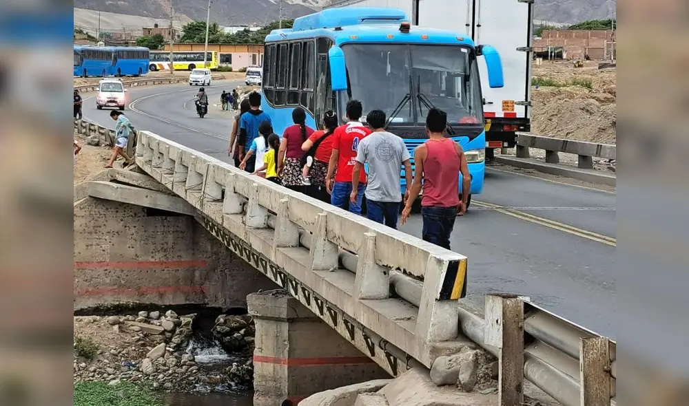 Cientos de peatones arriesgan su vida al cruzar las vías. Foto: La República