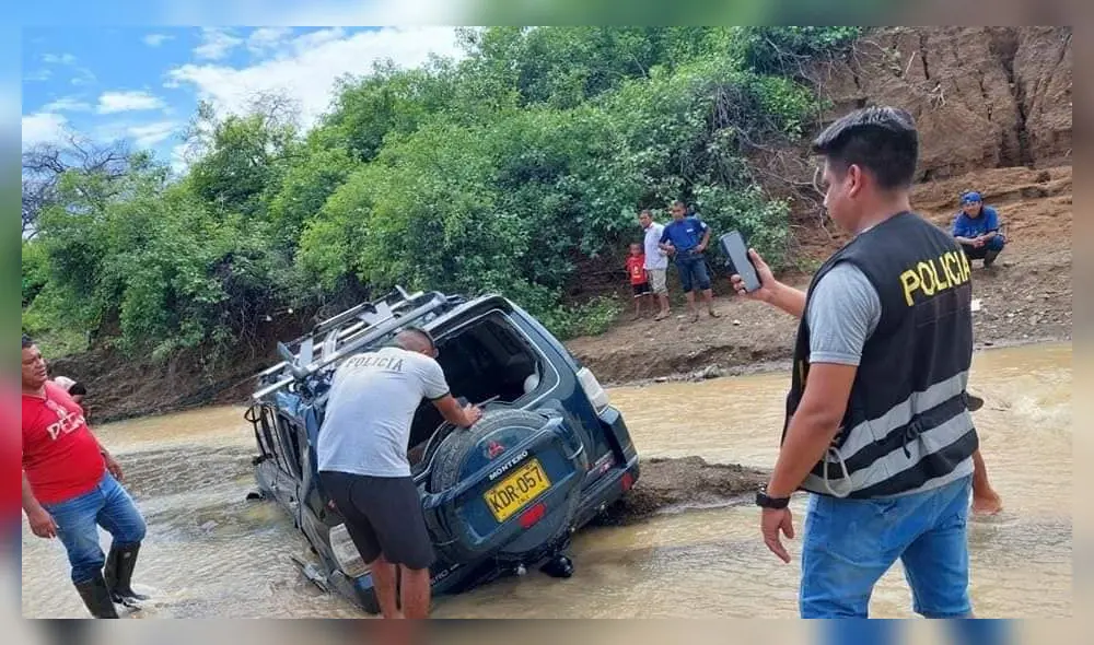 El extranjero logró salir del vehículo en medio de la corriente, pero fue arrastrado por el agua. Foto: PNP