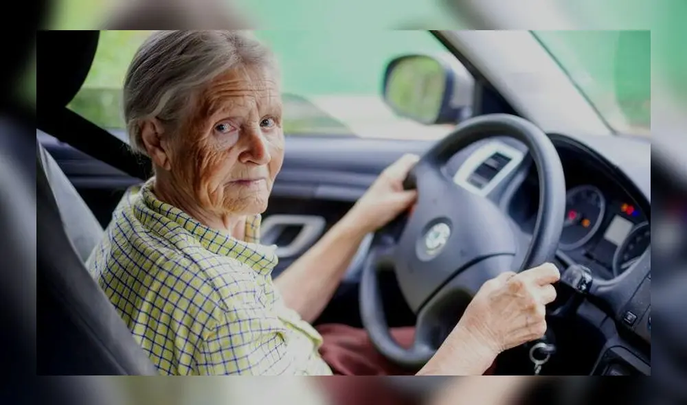Un adulto mayor sí puede tramitar una licencia de conducir en Perú. Foto: Frontal Law/ difusión
