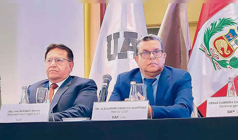 En conferencia. Alejandro Cruzata y otras autoridades de la universidad dieron una explicación sobre la ausencia de las tesis. Foto: difusión En conferencia. Alejandro Cruzata y otras autoridades de la universidad dieron una explicación sobre la ausencia de las tesis. Foto: difusión