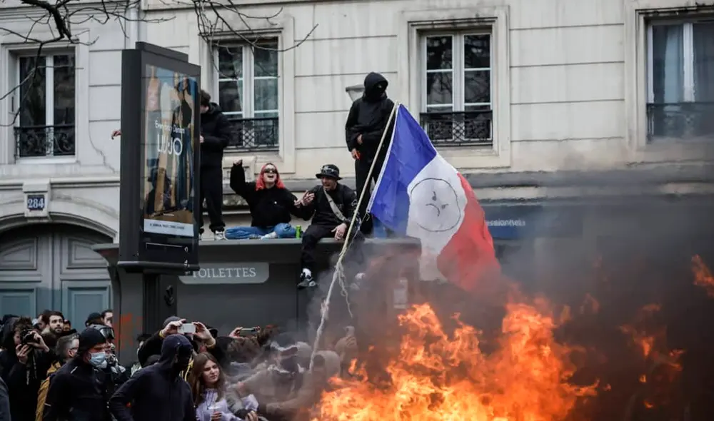 Francia vivió el jueves 13 de abril la duodécima jornada de protestas y huelgas contra esta reforma. Foto: EFE Francia vivió el jueves 13 de abril la duodécima jornada de protestas y huelgas contra esta reforma. Foto: EFE