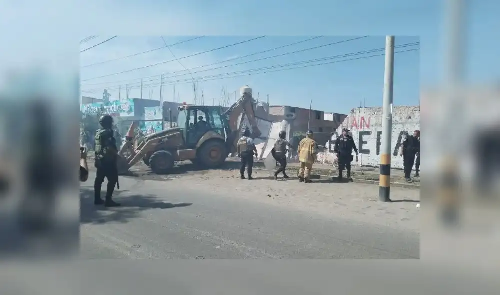 Fue necesario el uso de maquinaria pesada para derribar el portón y una pared. Foto: Noticias Trujillo
