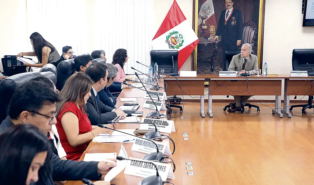 Dirigentes políticos. En lugar de proponer mejoras para la transparencia de los fondos que reciben, dirigentes de partidos acudieron al Congreso para oponerse a iniciativas en el reglamento. Foto: difusión Dirigentes políticos. En lugar de proponer mejoras para la transparencia de los fondos que reciben, dirigentes de partidos acudieron al Congreso para oponerse a iniciativas en el reglamento. Foto: difusión