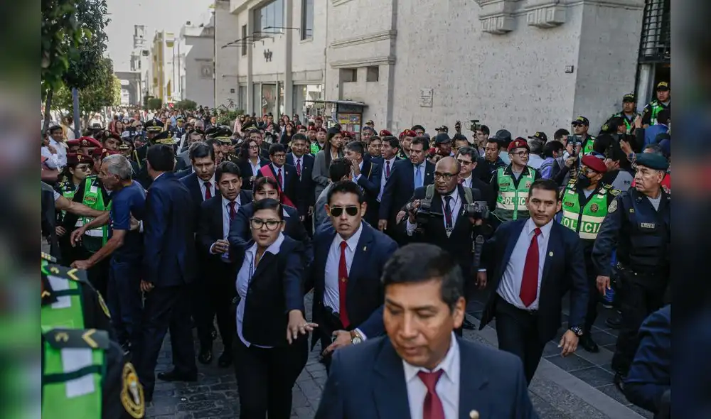 Resguardo. Numeroso cordón de policías cuidó a la autoridad regional Sánchez durante las actividades por el aniversario del Gobierno Regional de Arequipa. Foto: Rodrigo Talavera/La República.