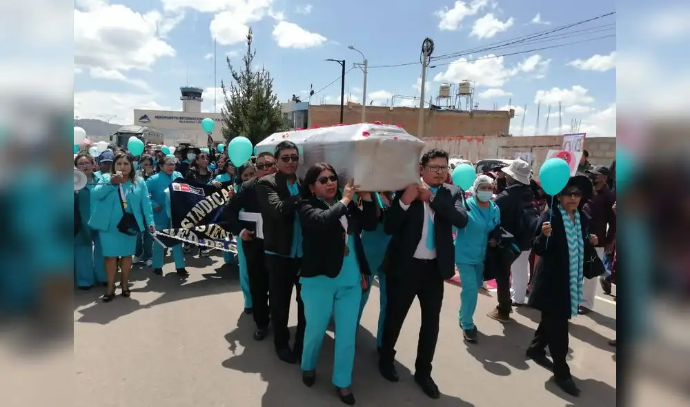 Cortejo fúnebre. Los compañeros de la enfermera trasladan su cuerpo al hospital de EsSalud, donde le rindieron homenaje. Foto: Kleber Sánchez/La República. Cortejo fúnebre. Los compañeros de la enfermera trasladan su cuerpo al hospital de EsSalud, donde le rindieron homenaje. Foto: Kleber Sánchez/La República.