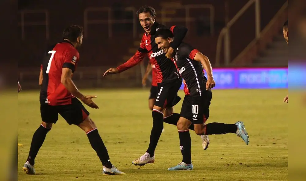 Golazo. Martínez marco un golazo desde fuera del área. Foto: La República. Golazo. Martínez marco un golazo desde fuera del área. Foto: La República.