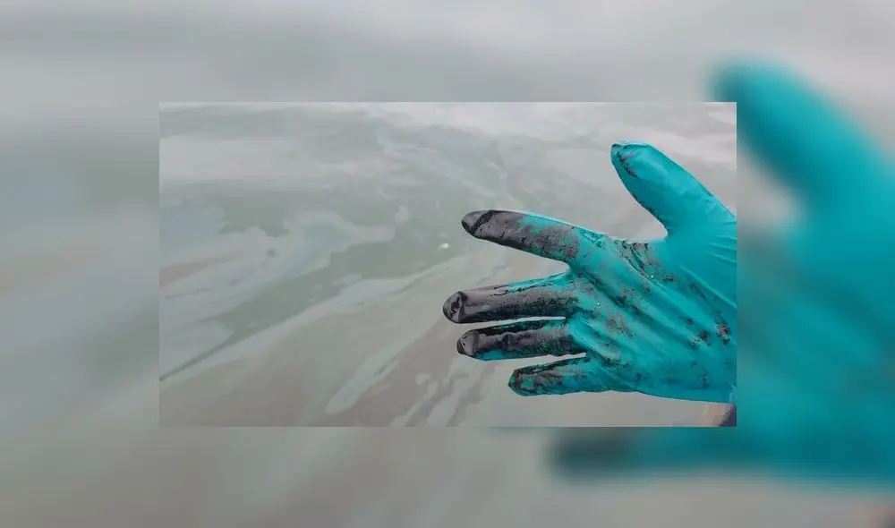 La afectación del agua de mar superficial en de un área aproximada de 300 m2. Foto: OEFA